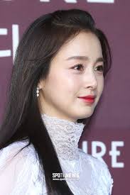 이번 화보에서 김태희는 '아라760 스템셀 에센스'의 메인 컬러인 연보라색의 실크 드레스를 입고 환한 미소를 선보였다. ê¹€íƒœí¬ ì…€íŠ¸ë¦¬ì˜¨ìŠ¤í‚¨íì–´ íŒ¬ì‚¬ì¸íšŒ