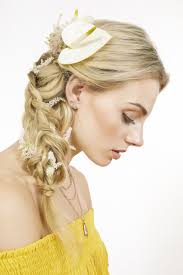 There is a floral accessory and hairstyle combo to suit all kinds of brides and wedding styles. Wedding Hair Flowers 9 Floral Looks For Your Big Day