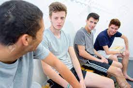 Jungs in der umkleidekabine