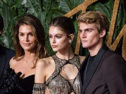 Presley gerber has modeling in his dna thanks to mom cindy crawford, but he's grown up to be positively gorgeous in his own right. Cindy Crawford S Son Follows Up Face Tattoo With Wild New Picture 7news