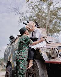 Istrinya dokter, bidan, perawat, kesmas, farmasi, dll suaminya polisi, tni, abri, au, al,, dll. 10 Inspirasi Pre Wedding Tentara Dan Tenaga Medis Perpaduan Romantis Nan Elegan Yang Hakiki