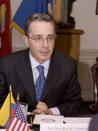 Álvaro uribe vélez (born 4 july 1952) is a colombian politician who served as the 31st president of colombia from 7 august 2002 to 7 august 2010. File Kolumbianischer Prasident Alvaro Uribe 2004 Jpg Wikipedia