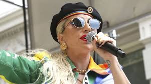 Los angeles (ap) — lady gaga's dog walker was shot and two of the singer's french bulldogs were stolen in hollywood during an armed robbery, police said. Nl Tmklobijwtm