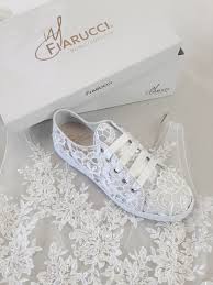 Elegant Und Bequem Dieser Susse Braut Sneaker Hat Einen Schonen Transparenten Spitzenbesat Hochzeitsschuhe Bequem Converse Hochzeitsschuhe Hochzeit Turnschuhe