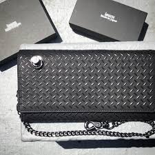 無機質な鉄の凸凹を漆で表現しました isuru isurujapon manhole マンホール柄 漆 urushi japaneselacquer menstagram menstyle 黒 instagram posts marshall speaker electronic products