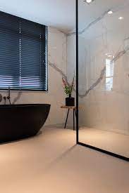 gietvloer in combinatie met marmer in de badkamer van hollandse bodem badkamer chique badkamers badkamer stijl
