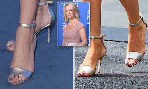 Megyn Kelly totters around NYC in painful heels | Daily Mail Online