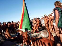 Une vingtaine de cochons roses et noirs peuplent l'île et s'y sentent comme des poissons dans l'eau turquoise et limpide. Le Cap D Agde Le Blog De Voyage De Gen Et Pierre