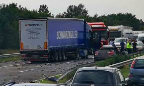 Információink szerint egy autó hátulról, nagy sebességgel csapódott bele a kisbuszba. Sulyos Baleset Az M3 Ason Frontalisan Utkozott Egy Kamion Egy Autoval Teljes A Lezaras Budapestkornyeke Hu