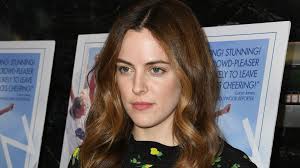 Riley keough and taylour paige (right) in zola a24 films keough pulls off the challenging feat of being as offensive as possible and still having sympathetic moments. Riley Keough Teilt Ruhrendes Video Mit Verstorbenem Bruder Promiflash De