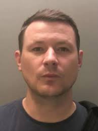 The terrifying moment man tries to stab police officer with huge kitchen  knives