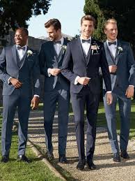 Diese Schicken Anzuge Fur Den Brautigam Und Die Trauzeugen Sind Optimal Aufeinander Abgestimmt Dazu Tragen Die Manner F Hochzeitsanzug Wilvorst Anzug Hochzeit