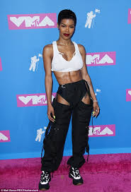 Teyana showing some exercises to get some abs lol excluding the woman behind her. Mtv Vmas Teyana Taylor Flaunts Defined Six Pack Abs In Bra Top Daily Mail Online