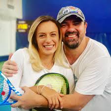 Ana bogdan, a cincea româncă în clasamentul wta, are de puţin timp un nou antrenor, care se află cu ea la hong kong, unde sportiva va juca pe tabloul principal. Horia Brenciu Inspirat De Frumoasa Ana Bogdan Sport Magazin