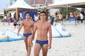 Rodrigo simas es un actor brasileño nacido el 6 de enero de 1992. Rodrigo Simas E Felipe Simas Participam De Lancamento De Colecao De Moda Praia