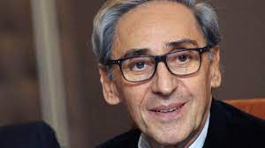 È morto franco battiato, il maestro di catania, 76 anni, che con la sua arte ha segnato la storia della musica italiana. 8emmfchp1 Rrzm