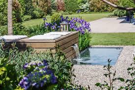 Lebendige Staudenbepflanzung Mit Grasern Und Ein Wasserspiel Das Auch Eine Sitzgelegenheit Ist Dieser Sitzpl Bepflanzung Wasserbecken Garten Gartengestaltung