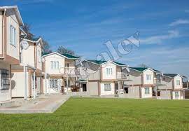 Dilimize i̇ngilizce'den gelen prefabricate yani prefabrik parçaları önceden hazırlamak anlamına geliyor. Prefabrik Evlerin Omru Kac Yildir