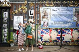 Princes william and harry will unveil a new statue of their mother, princess diana in the garden of diana's former london home at kensington palace. B6s Jm Khscdhm
