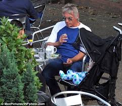 We're happy to confirm today that the rumours are true and that paul and hannah should be welcoming their new arrivals early in. Paul Weller Plays The Doting Dad As He Hangs Out With His Children Daily Mail Online