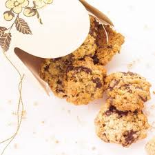 Cookies Croustillants Aux Flocons D Avoine Noisettes Et Pepites De Chocolat Cookies Recette Flocon Avoine Cookies Et Biscuits