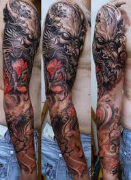 Le tatouage traditionnel japonais peut également se décliner en noir et gris et sublimer les courbes. Tatouage Bras Homme 50 Tatouages Homme En Styles Varies Tatouage Bras Tatouage Tribal Bras Tatouage Bras Homme