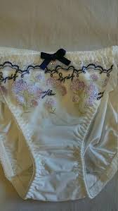 Il s'agissait d'abord de machines automatiques inventées par des hommes d'affaires et qui proposaient. Stg