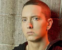 Trotz einer harten kindheit, drogenproblemen und vielen hürden im laufe seiner karriere hat es eminem aka slim shady zu . Eminem 1972 Portrait Kino De