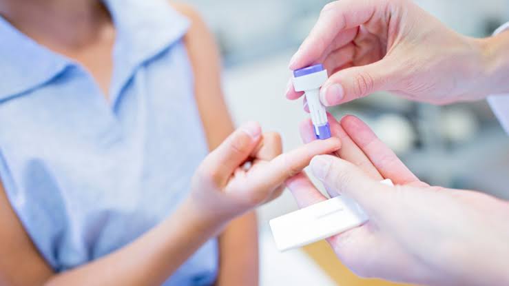 CRP hodnoty v krvi: Tabuľka výsledkov, kedy ide o vírus a kedy potrebujete antibiotiká