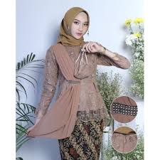 Bagi kamu yang senang mengenakan hijab model segiempat yang simpel, maka kamu bisa menggunakannya ke suatu acara. Harga Kebaya Hijab Atasan Terbaik Agustus 2021 Shopee Indonesia