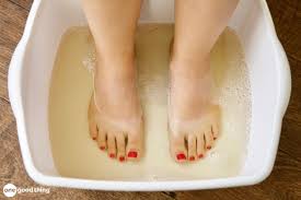 This Listerine Vinegar Foot Soak Is Magic For Dry Heels Foot Soak Vinegar Dry Heels Foot Soak