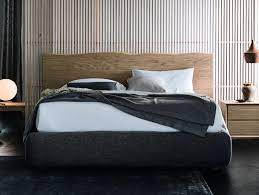 Il letto matrimoniale è l'elemento cardine attorno a cui ruota l'arredo della camera e l'idea di fare un letto in legno nasce dalla volontà di coordinarlo e' proposto anche un letto interamente imbottito con le stesse funzioni. Letti Contenitore In Legno Massello Archiproducts
