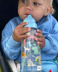 Sötaste lille Nils, med sin vattenflaska från RICE 🩵🌤️ Välkommen på  onsdag, då vi har öppet igen 🤗 #sginterior #sginteriorthn #rice  #världenssötastenils