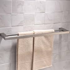 Sobre et classe, design fluide et moderne. Barre Porte Serviettes Double Inox Brosse 60 Cm Quadra Steel