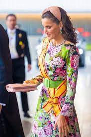 Definición de entronización, descubre el significado y todas las acepciones que tiene entronización también puedes ver su etimología, su categoría gramatical, como es entronización en otros idiomas. El Sublime Look De Dona Letizia En La Entronizacion De Naruhito Diademas De Moda Reina Letizia Estilo Real