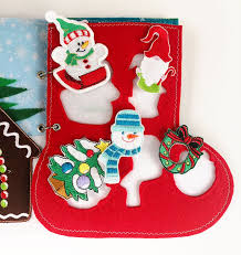 Masa de craciun ar trebui sa insemne liniste, pace, familie, prieteni, bucate gustoase, distractie si timp de calitate petrecut cu cei dragi. Cizmulita Lui Mos Craciun Carte Senzoriala Brodata Din Fetru Tricouri Pictate Cadouri Personalizate Handmade Piticool Art