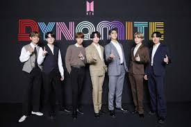 Tantan to furitsumotta kioku no naka de kimi dake wo hiroi atsumete tsunagete heya juu ni utsushite nagame nagara komiageru itami de kimi wo. What Inspired Bts To Release Their Song Dynamite In English Film Daily