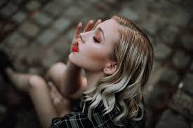 Laura Boller's Instagram, Twitter & Facebook