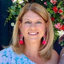 Julie Utter's Instagram, Twitter & Facebook