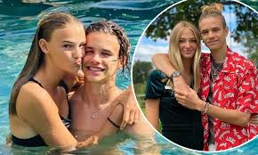 Romeo beckham (18) hat anscheinend keinen spaß am shoppen. Romeo Beckham Professes Love For Girlfriend Mia Regan In Photo Daily Mail Online