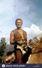 Gerade mal 19 jahre alt, knutschte sie mit kirk douglas, alberte mit tony curtis herum und hatte die kleine jamie lee curtis auf dem schoß: Kirk Douglas Der Wikinger 1958 Unter Der Regie Von Richard Fleischer Stockfotografie Alamy