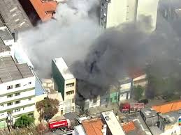 Um vídeo mostra que as chamas consomem parte da estrutura do hot. Incendio Atinge Grande Galpao No Bresser Mobilidade Sampa