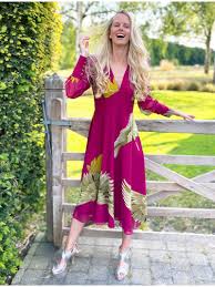 ⭐︎ la robe longue ninon est une coupe évasée, avec un volant sur le bas, elle a un col v avec un bouton. Robe Mi Longue En Voile Fuchsia Anne Sophie