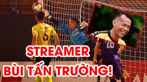 Bà yêu lắm người thế, anh ấy cao gần bằng khung thành luôn, tuyệt vời luôn. Streamer Bui Táº¥n TrÆ°á»ng Báº¯t Bong NhÆ° Hack Trong Ngay Tai Ngá»™ Binh DÆ°Æ¡ng Next Sports Youtube