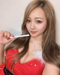 あゆぽよさんのインスタグラム写真 - (あゆぽよInstagram)「🚭 ニコチンもタールもありまてん🙅‍♀️ あゆはバニラ味にした！！！  @dawg_cbd Q.なぜサンタコスをしてるか A.友達に会いに行った時着たんだよ！ ほら少し巨乳に見えて気まづい… #pr #錦  #サロンドゴールド ...