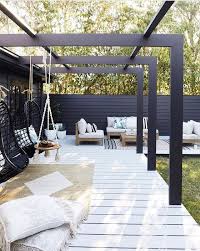 Black And White Patio Floor Awesome Outdoor Living Space With Black White Wood Color Scheme Buiten Pergola Pergola Patio Achtertuin Patio