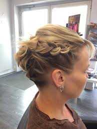 Voici quelques idees pour coiffer vos cheveux courts le jour de votre mariage. Cinoe Coiffure Coiffure De Mariee Sur Carre Plongeant Court Facebook