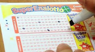 Lotto, 10elotto e superenalotto seguono un calendario di estrazioni preciso e pianificato, che prevede tre giorni di estrazioni in una settimana. Estrazione Superenalotto Di Lunedi 5 Novembre 2018 I Numeri E Le Quote