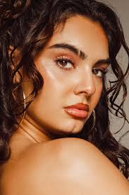 Noemi Simon's Instagram, Twitter & Facebook