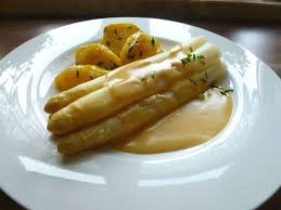 Diese soße hollandaise kann man kinderleicht selber machen. Sauce Hollandaise Die Klassische Sosse Zum Spargel Und Gemuse Schmeck Den Suden